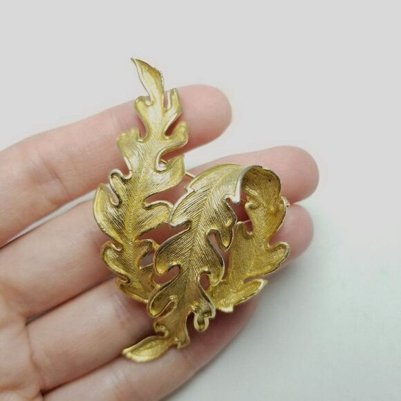 Vintage Lisner Gold Tone Leaf Shape Brooch, Abstract Unisex Design Signed Estate - Picture 6 of 7